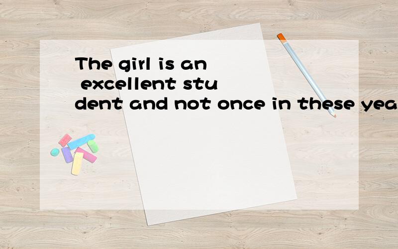 The girl is an excellent student and not once in these years caught being late.A.has she got B.she has been C.was she D.she got为什么选A空在years 和 caught 之间